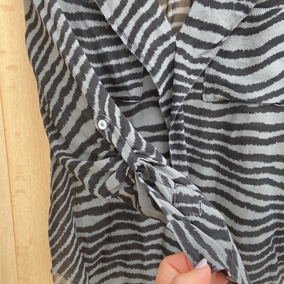 Babaton Silk Blouse Animal Print 100%Silk XXS - Picture 4 of 5